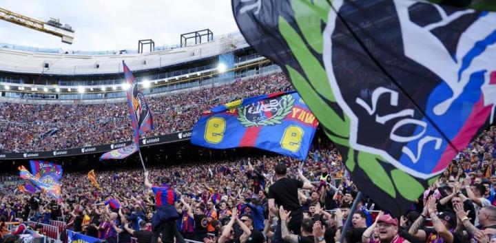 新诺坎普低层看台视野受限，部分球迷看不清球门线