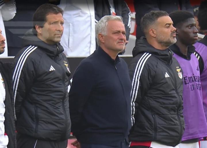 本菲卡赛前默哀，穆里尼奥动情落泪缅怀希尔维诺的感人瞬间