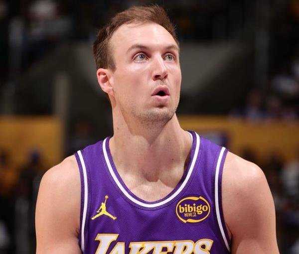 肯纳德效率惊人，场均8 2 2，三项命中率逼近55 49 92