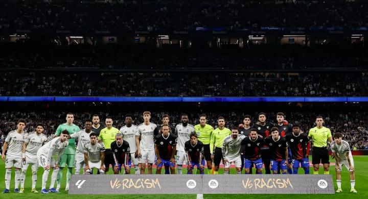 赫伊森参加反歧视活动，与马德里德比赛前合影