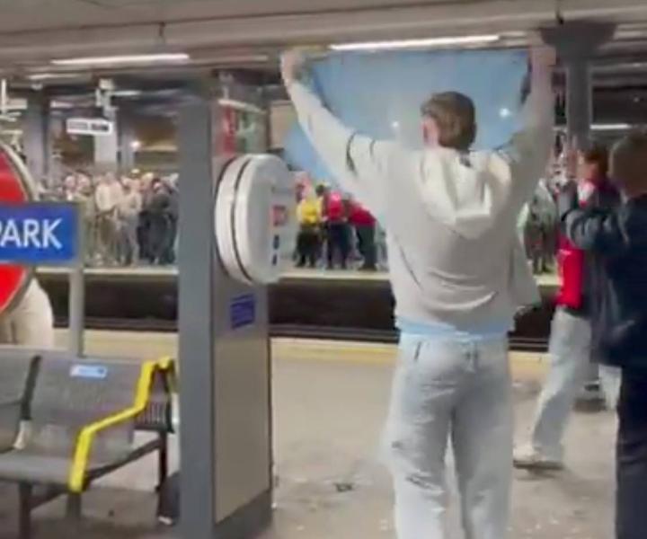 曼城球迷地铁站高唱嘲讽阿森纳，你们又是第二