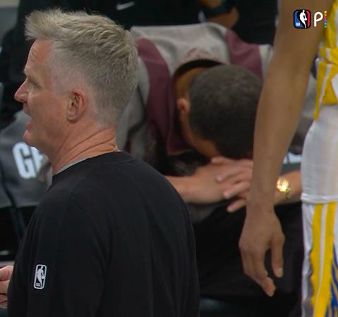 美媒曝穆迪意外受伤，库里替补席低头祈祷