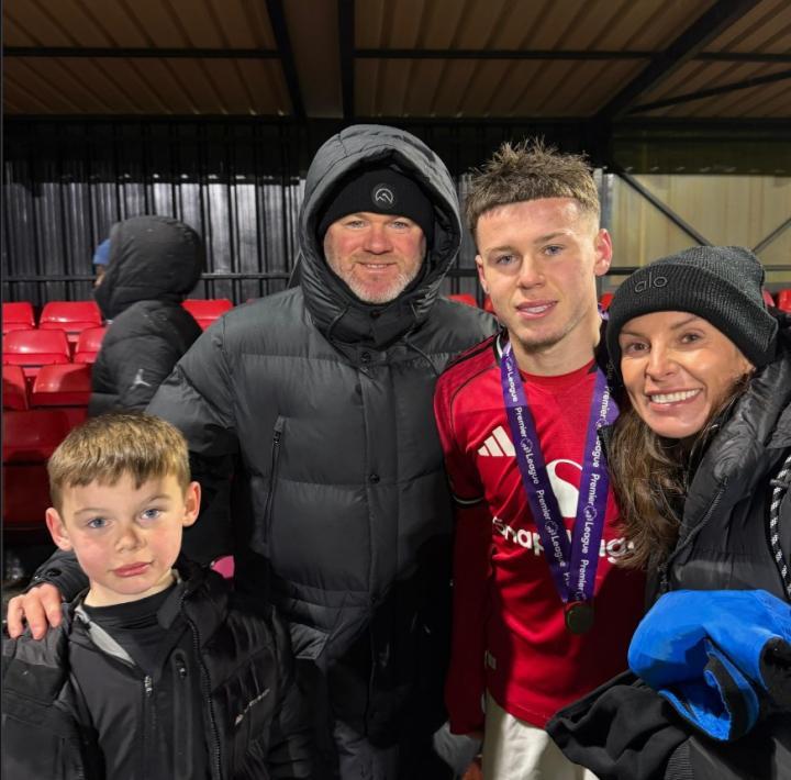 幸福见证！鲁尼夫妇骄傲观战，儿子凯助曼联U16勇夺英超联赛盾杯