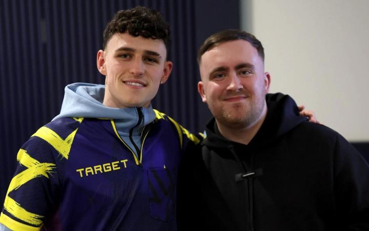 电讯报，飞镖世界冠军造访英格兰集训营，送上世界杯祝福