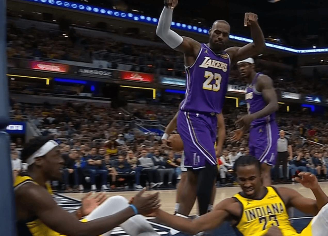 詹姆斯反击强攻得手，手指地板霸气庆祝