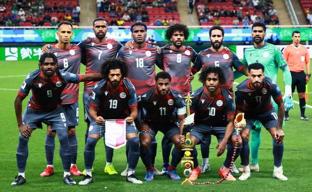 新喀里多尼亚队附加赛前，携带家乡海螺等信物合影