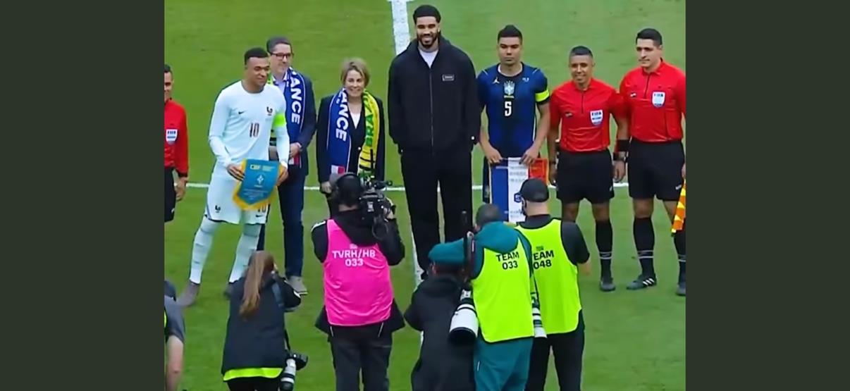 塔图姆现身巴西vs法国友谊赛现场,担任开球嘉宾