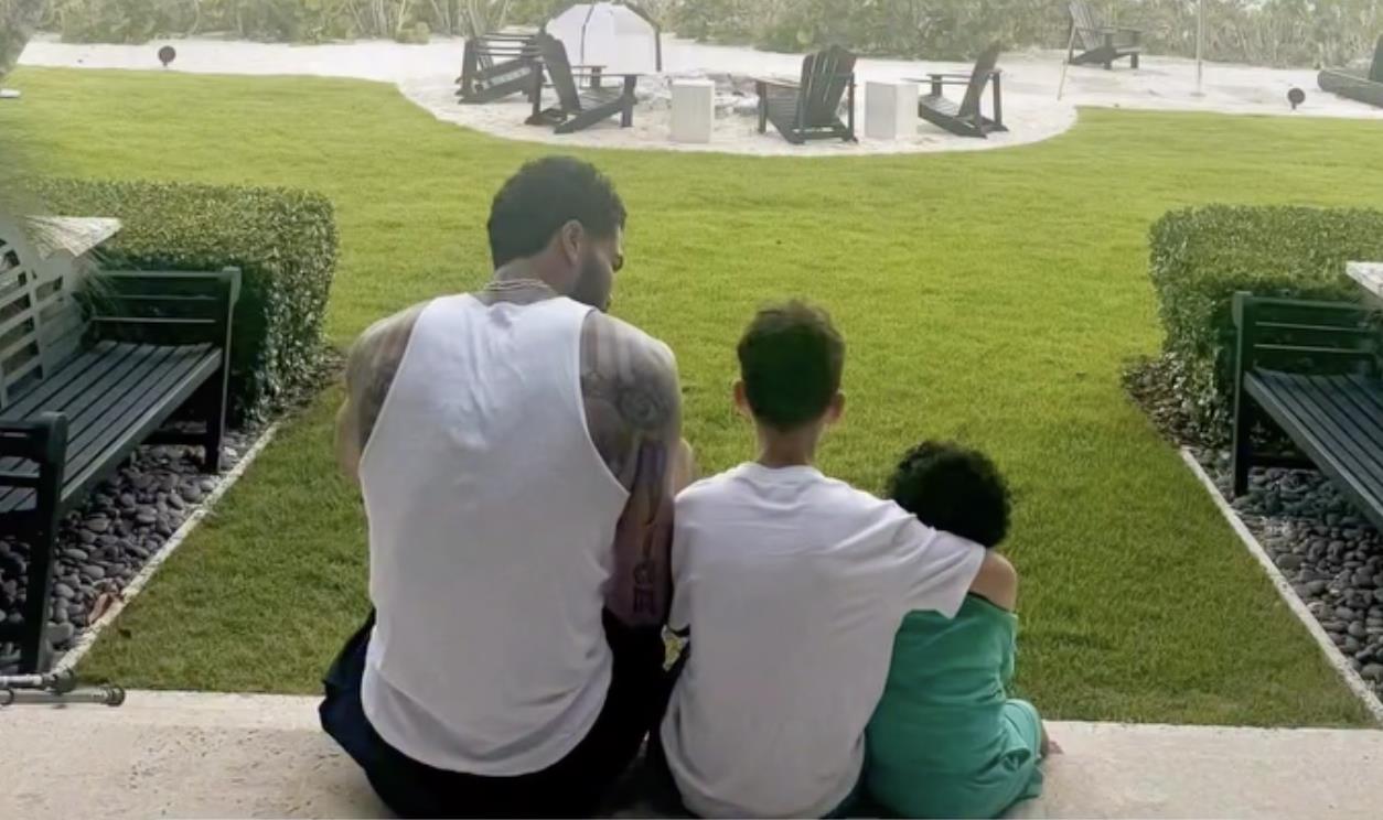 杰伦布朗透露塔图姆缺席直播原因，照顾双胞胎分身乏术