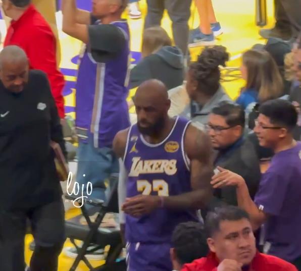 美媒报道，詹姆斯中场时被球迷碰触后非常生气，并告知保安