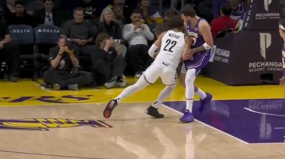 东契奇被威尔逊顶到腹部后倒地，起身后撤步三分命中，全场砍下41分