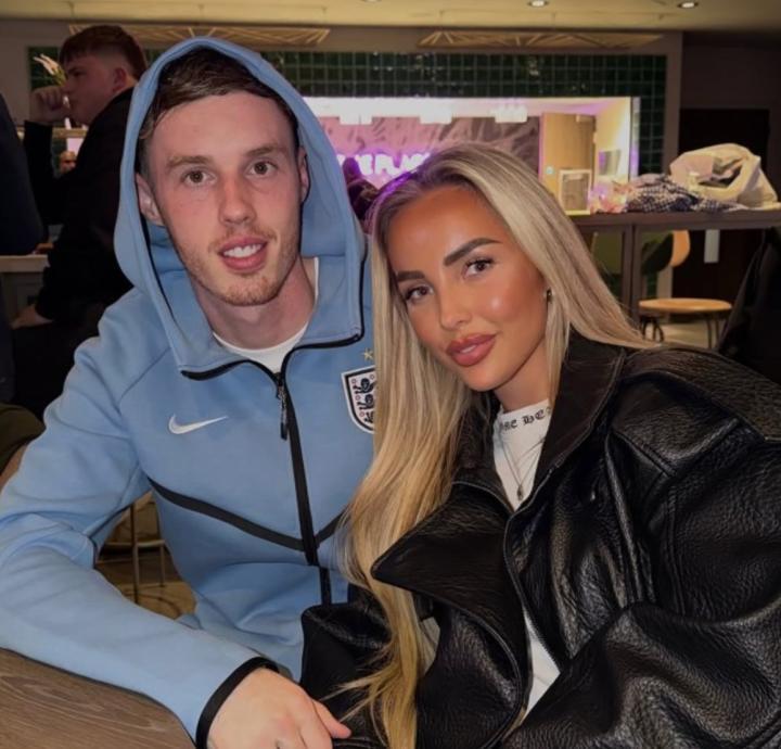 太阳报,帕尔默的女友虔诚信仰基督教,为他踢世界杯祷告