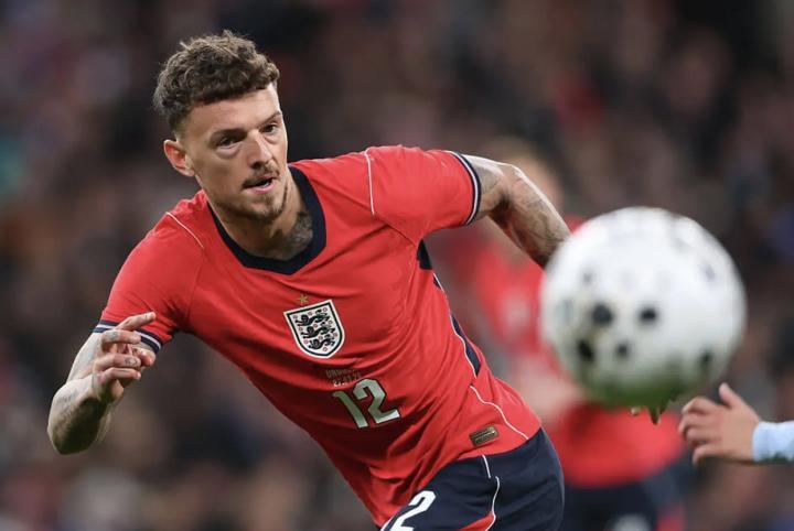 本-怀特进球后嘘声更响,球迷对其过往行为意见强烈