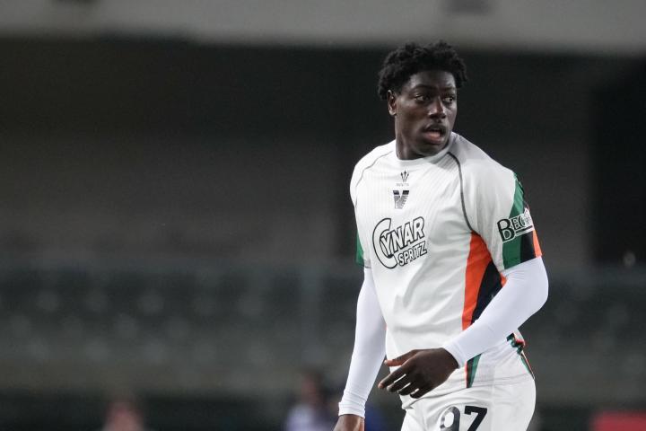 罗马米兰双雄紧盯新星，22岁威尼斯中场伊萨-敦比亚引关注