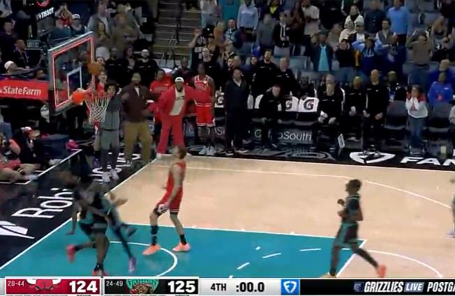 灰熊边线球失误，公牛抢断上篮超时绝杀无效