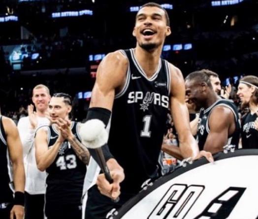 MVP榜首位置，文班近9场数据：25.8分12.1板4助3.3帽1.4断，投篮命中率48%