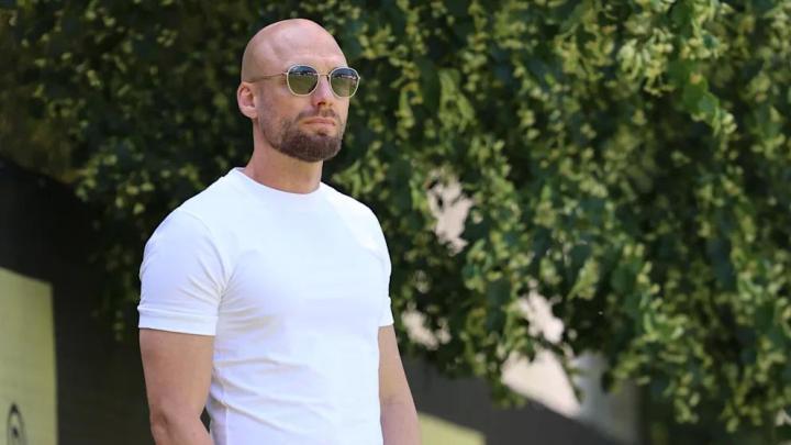 图片报报道多特总监布克，作风强硬，早起与健身是他的习惯