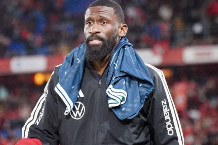 施洛特贝克和塔之后，埃芬博格评价吕迪格是一个出色的替补