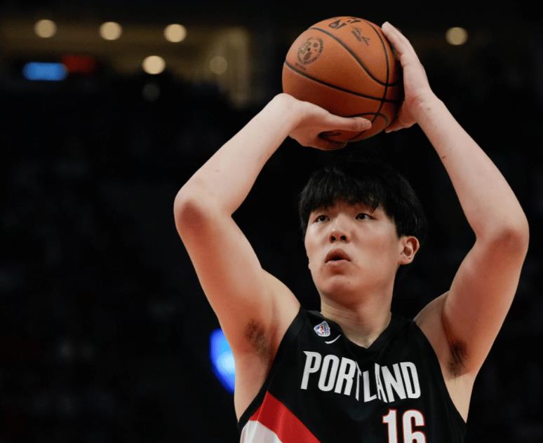 杨瀚森出战11分钟得6分4篮板，罚球4中4