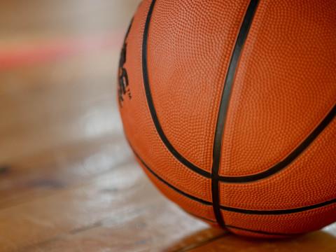 CBA深圳男篮贺希宁三分命中总数达101个，赛季首位破百的本土球员