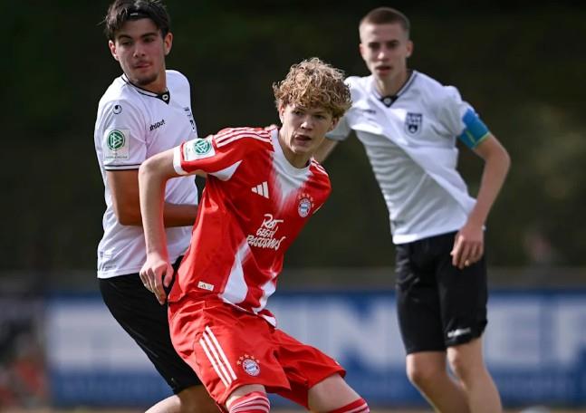 16岁前锋菲利普·冯陶贝亮相拜仁一线队训练场