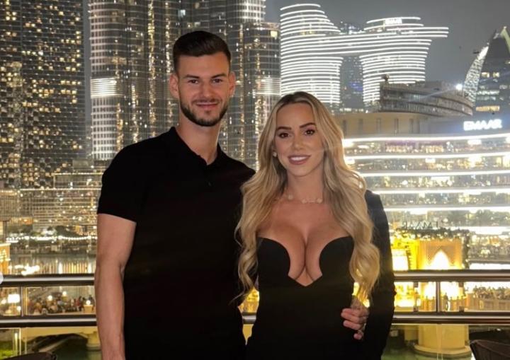 24岁科隆中场克劳斯与健身网红33岁女友公开恋情