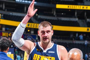 约基奇一战创7纪录！场均造56.4分历史顶尖，美媒认证联盟一哥