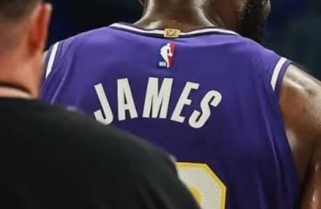 两大巨星相拥致敬！詹姆斯谈库里穿自己签名鞋：太酷了