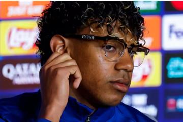 模仿詹姆斯？亚马尔戴眼镜出席马竞赛前发布会