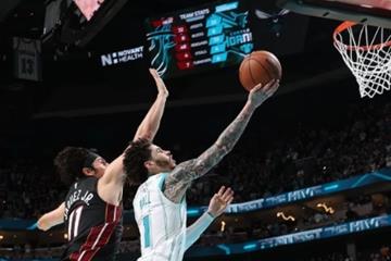 三球致歉阿德巴约：头部遭击中晕头转向，才绊倒他