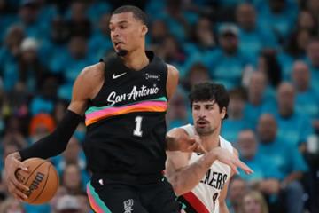 文班季后赛首秀惊艳！35 5三分超邓肯创纪录，率马刺开门红轻取开拓者