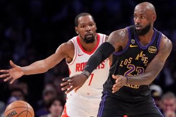 火湖神剧情！詹姆斯14 6导演15-0，杜兰特半场20分引14-0追分