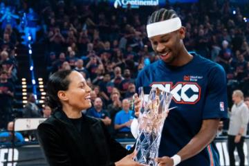 亚历山大领取最佳关键球员奖杯！雷霆太阳G2赛前荣耀时刻