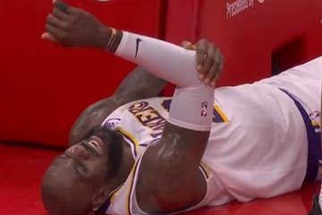 火湖PK变肉搏战：詹姆斯被犯规重摔幸未受伤，单节合计12犯11失误