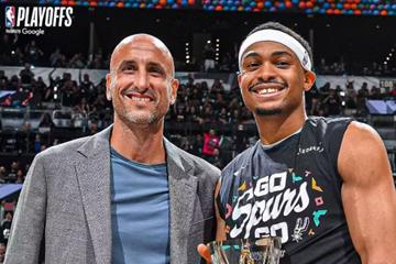 最佳第六人传承！约翰逊正式领奖笑到合不拢嘴，全队 吉诺比利送祝福