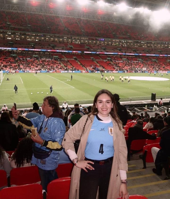 阿劳霍妻子亲临温布利，为丈夫与乌拉圭队助威