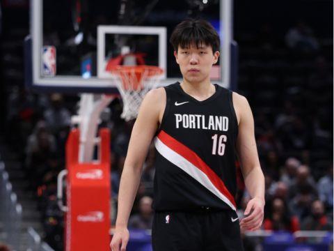 杨瀚森卡位战遭弃用，NBA战报：开拓者紧追快船，小卡空砍52场20 里程悲