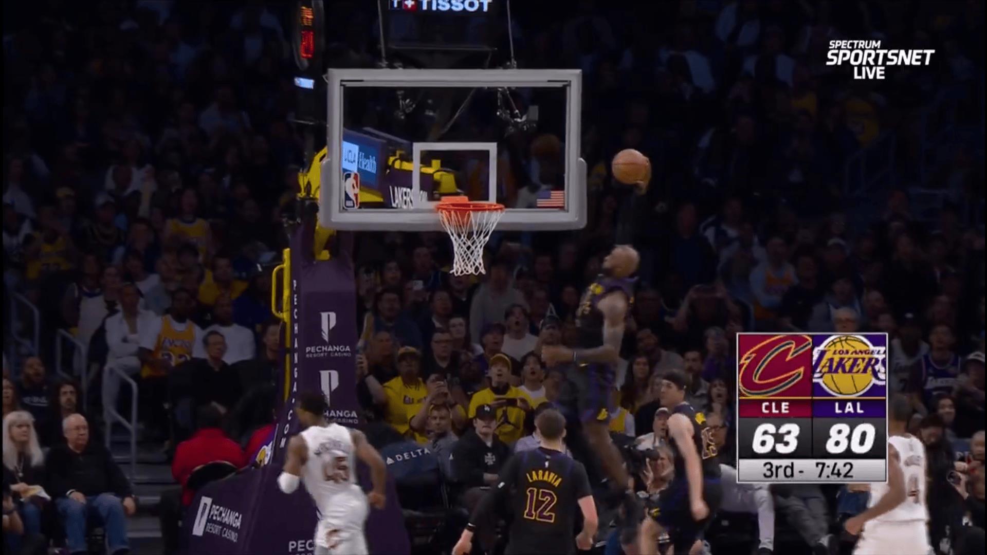 美媒发布照片：勒布朗詹姆斯暴力起飞，米切尔急忙闪避