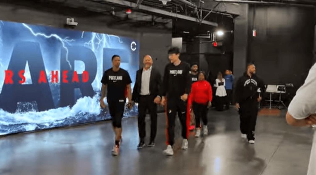 杨瀚森赛后与总经理克罗宁拥抱交流，无翻译在场