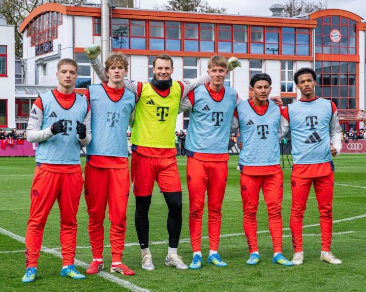 诺伊尔父亲时刻，与五名青训小将训练后合影