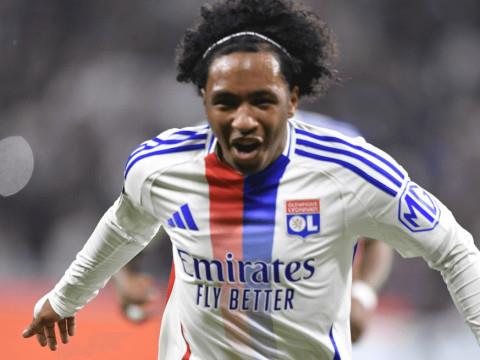 里昂球员马利克·福法纳右脚踝手术后恢复良好，即将重返训练场