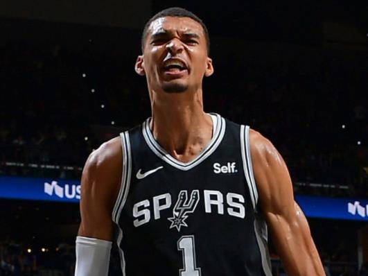 文班亚马开局仅出战4分钟，已斩获10分5篮板