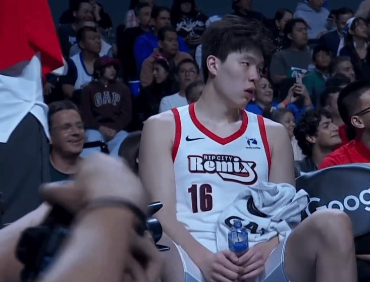 杨瀚森G联赛表现挣扎仅4分4板，坐场边神情疲惫