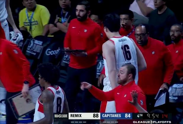 杨瀚森末节仅出战2分钟，表情痛苦手捂腹部