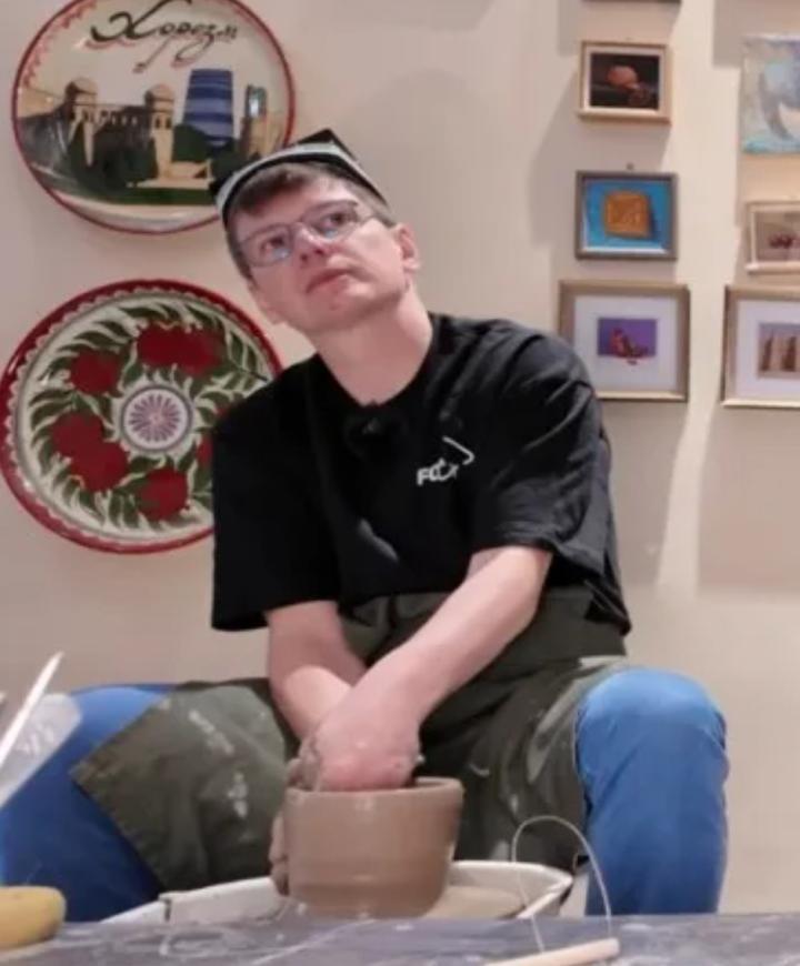 44岁前阿森纳球星阿尔沙文登电视节目，体验陶艺制作