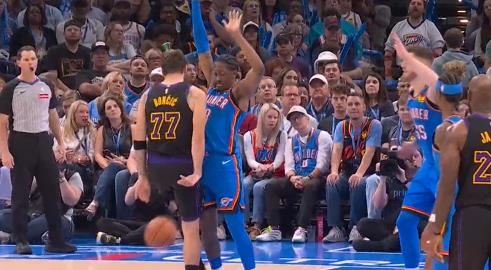 东契奇左腿筋拉伤，突破过程中受伤，本场确定无法回归