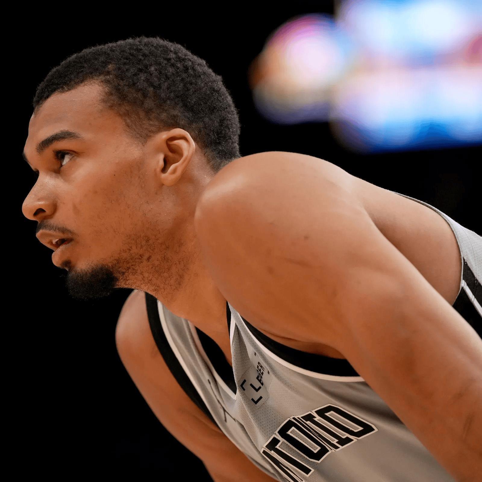 文班伤病轮休快船之战，评奖资格需最后五场出战三场