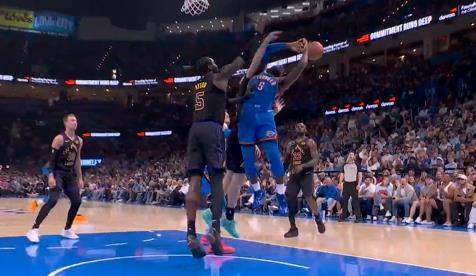 多尔特突破被封盖后重摔倒地，随后返回更衣室接受检查