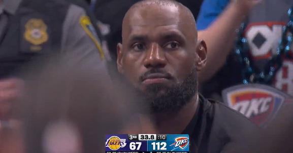 湖人45分惨败雷霆，詹姆斯替补席表情凝重