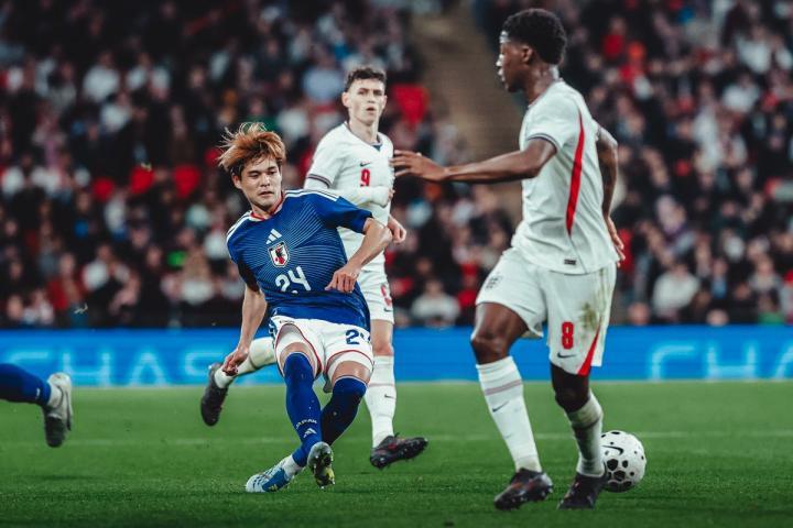 美因茨主帅祝贺佐野海舟，在温布利击败英格兰非常出色