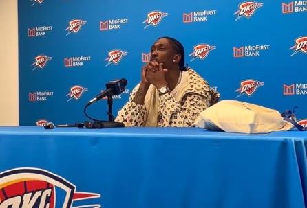 杰威谈东契奇受伤，他表示让球出界是为了给球队争取调整时间